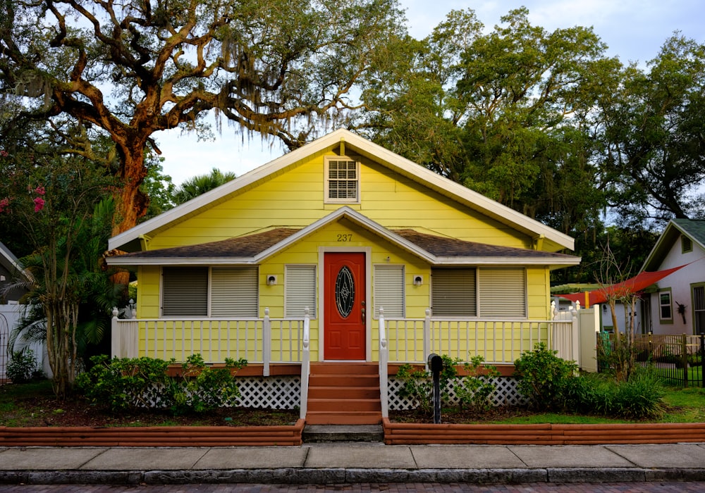 A Florida home exterior after a soft wash